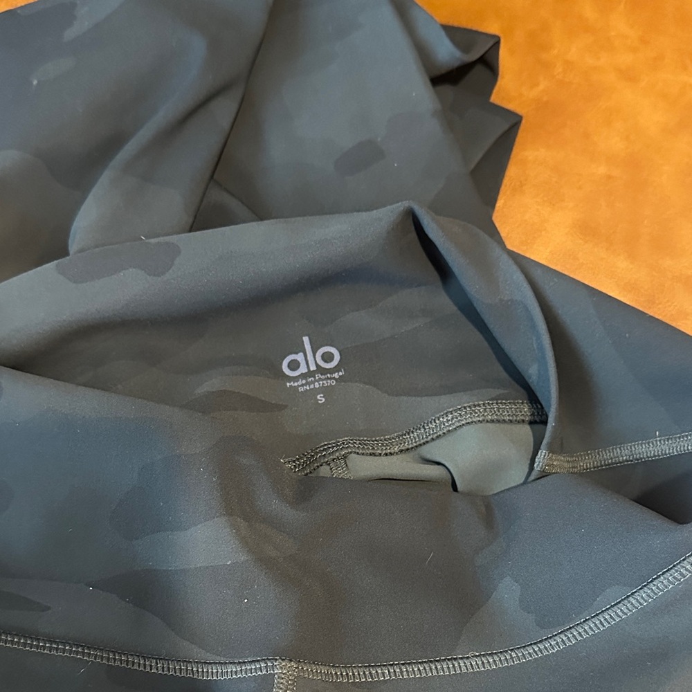 Alo Yoga Black Camouflage Leggings size S
